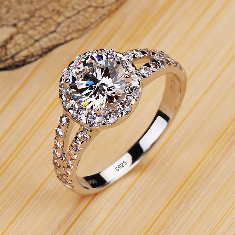 Luxury 18K White Gold Solitaire Ring